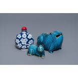 A Chinese turquoise glazed model of a toad, a cat & a blue and white snuff bottle, Kangxi & 19th C.