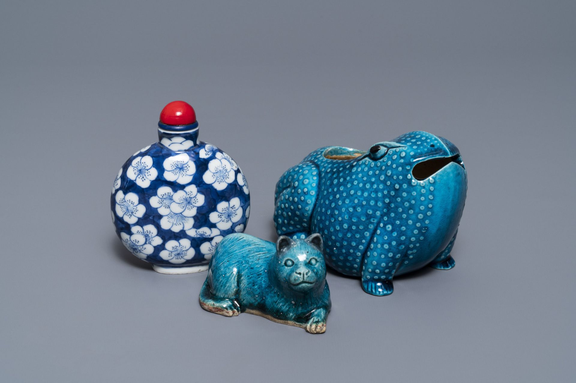 A Chinese turquoise glazed model of a toad, a cat & a blue and white snuff bottle, Kangxi & 19th C.