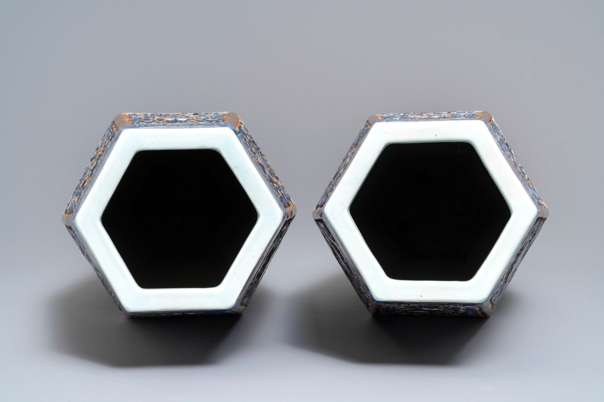 A pair of rare Chinese hexagonal brown-ground blue, white and iron red vases, 19th C. - Image 7 of 9