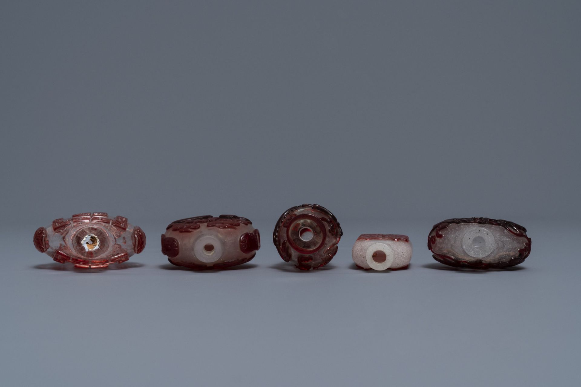 Ten Chinese red overlay, snowflake and transparent glass snuff bottles, 18/20th C. - Image 4 of 9