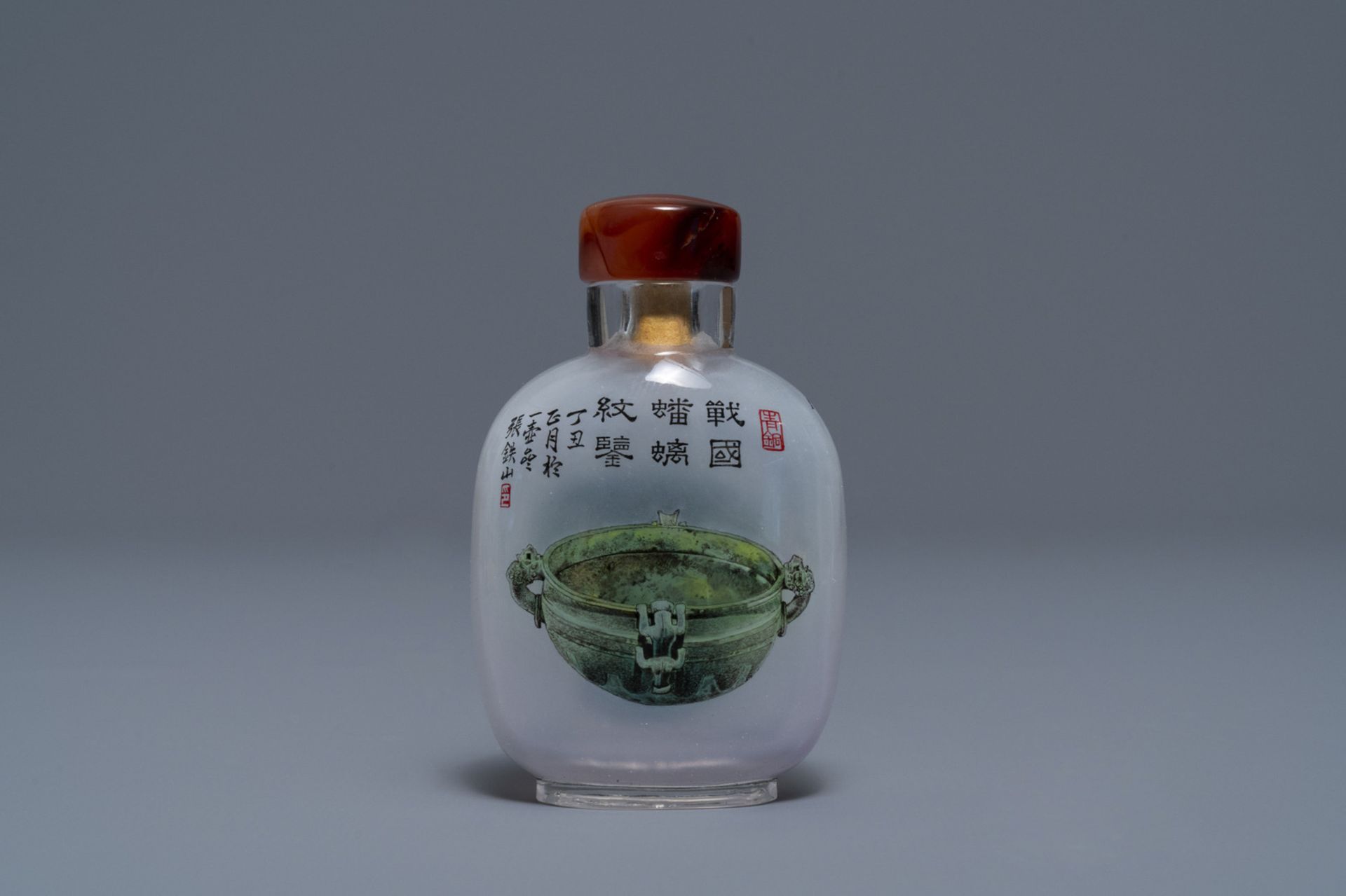 A Chinese reverse-painted glass snuff bottle with antiquities design, 20th C.