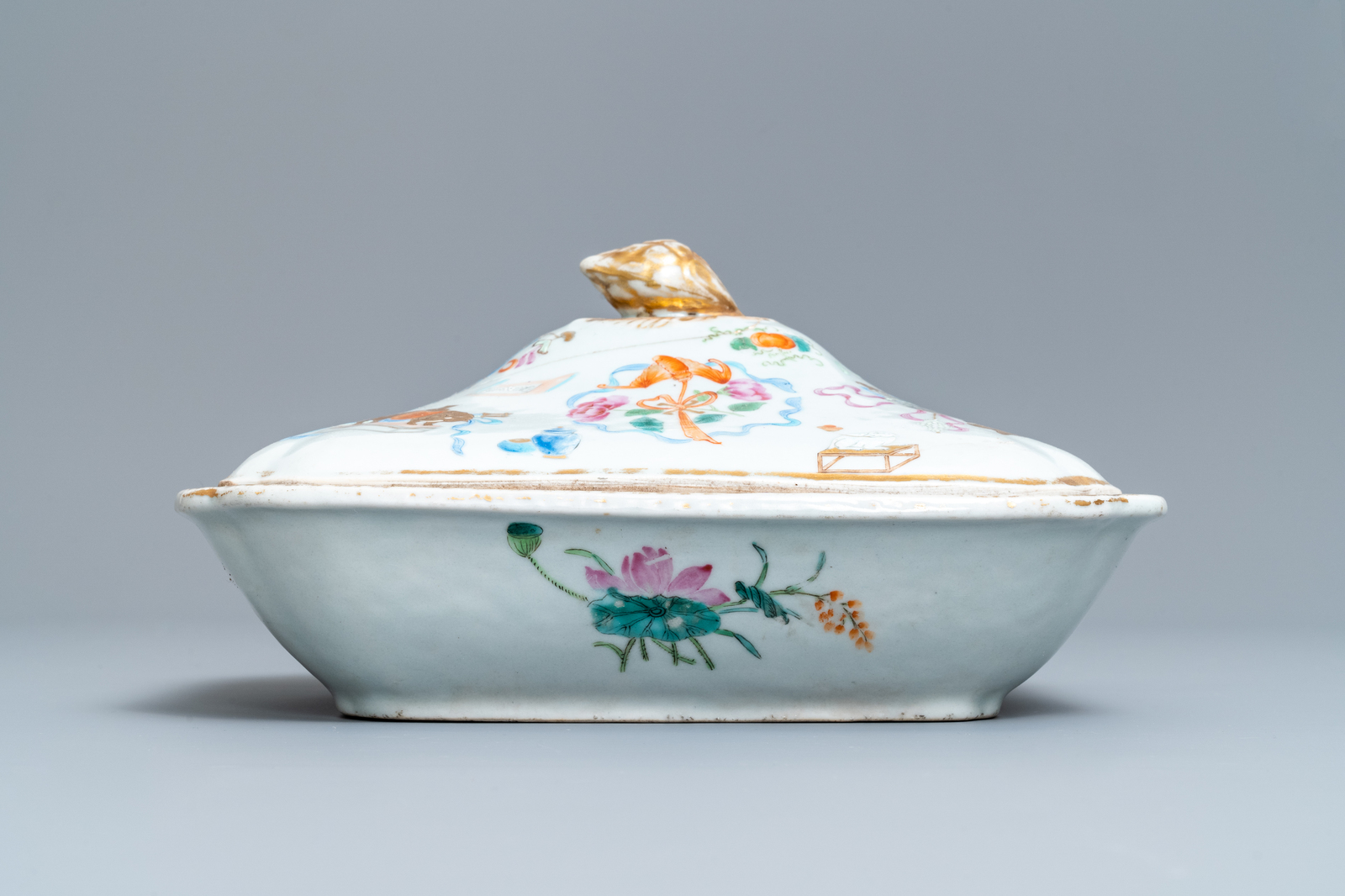 A 9-piece Chinese famille rose service with antiquities design, Jiaqing/Daoguang - Image 12 of 15