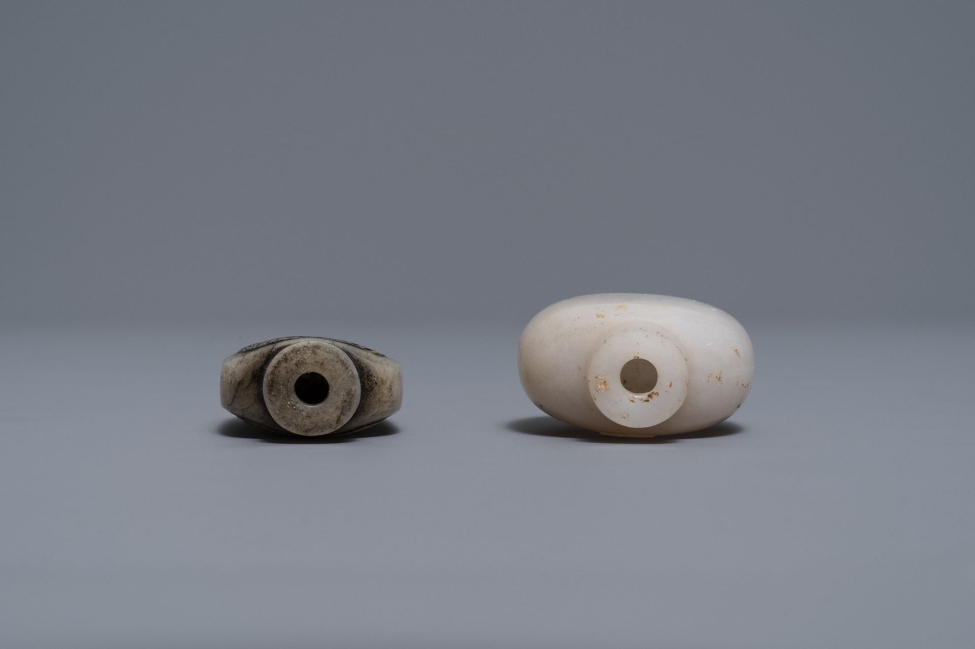 Three Chinese greyish white and black and white jade snuff bottles, 19/20th C. - Image 4 of 9