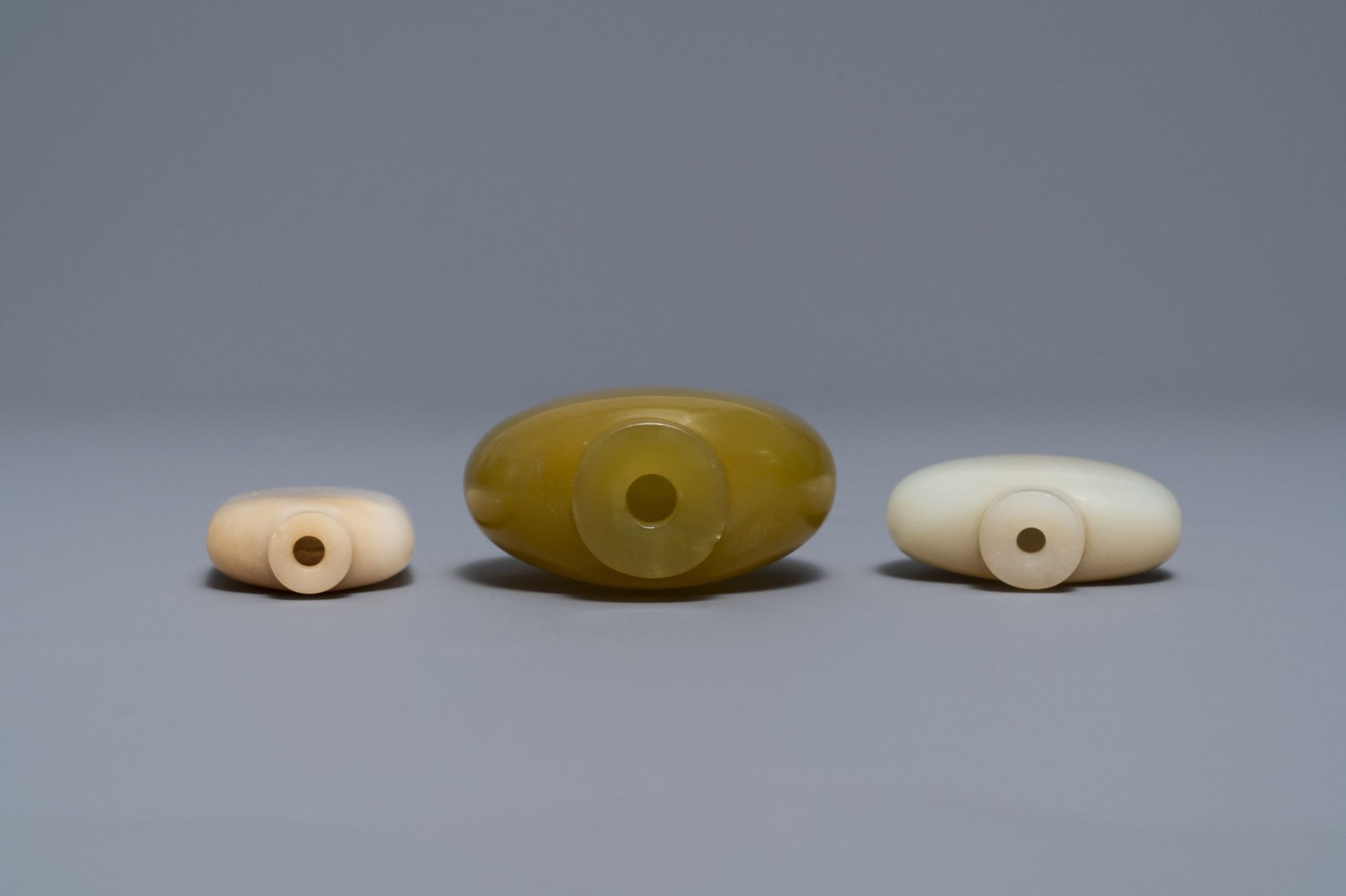 Three Chinese jade snuff bottles, 18/19th C. - Image 3 of 4