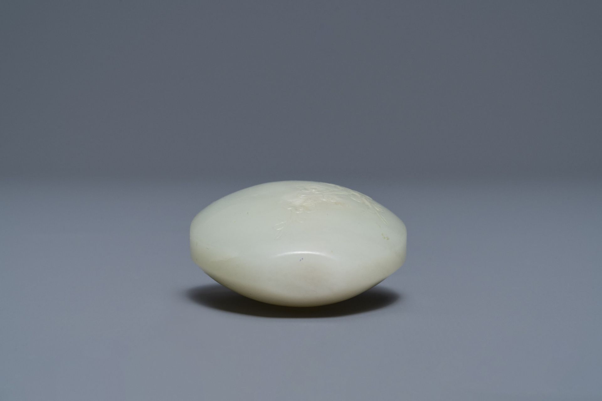 A Chinese pale celadon jade snuff bottle, 19th C. - Image 4 of 4