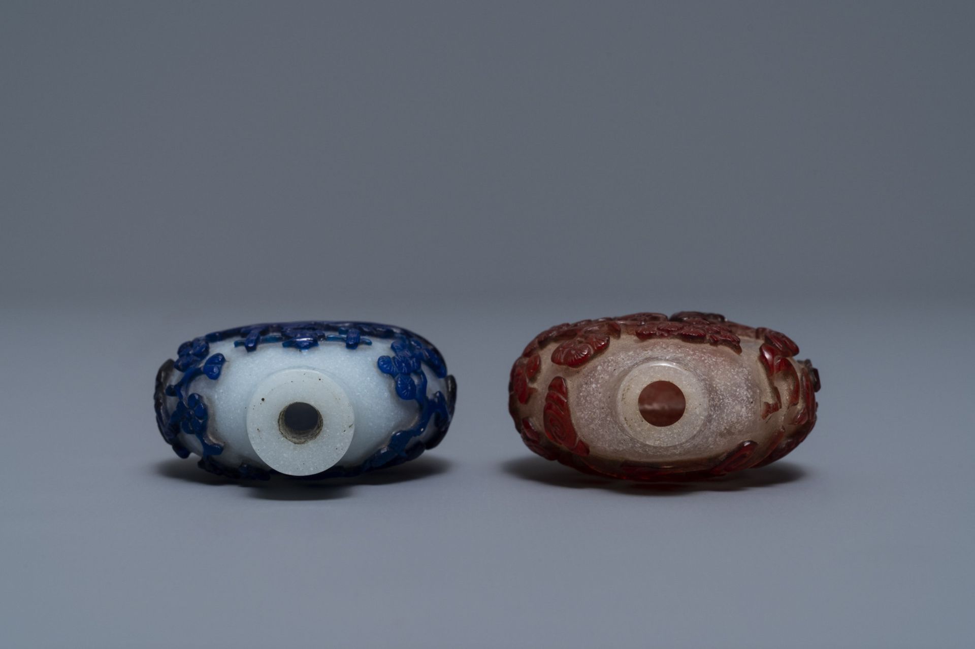 Two Chinese overlay red and blue snowflake glass snuff bottles, 19th C. - Image 3 of 4