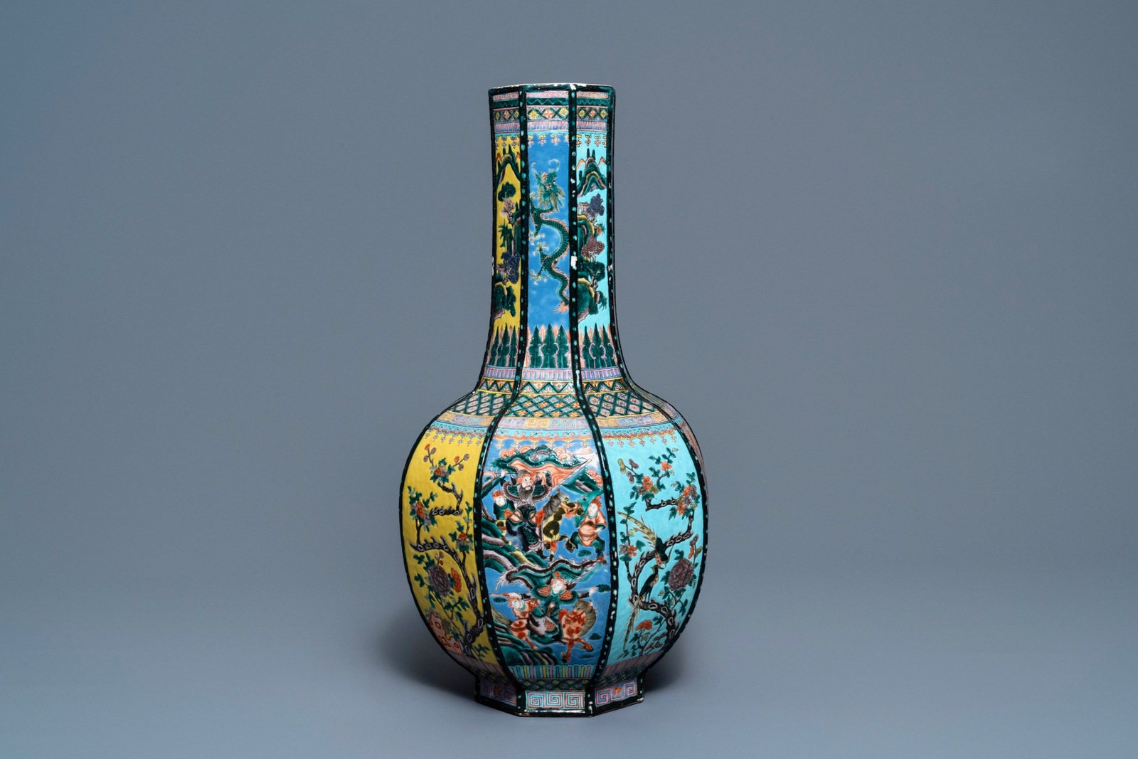 An octagonal Chinese famille rose bottle vase, 19th C. - Image 4 of 6