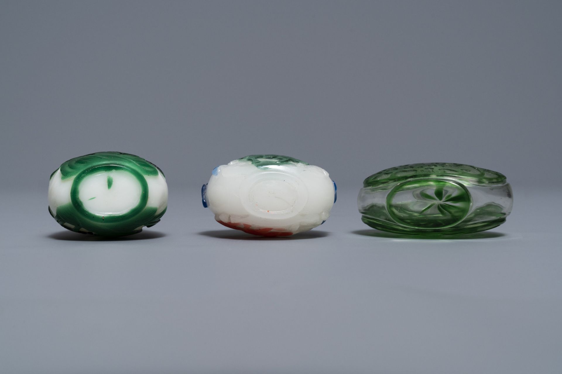 Seven Chinese green overlay snowflake and moulded green glass snuff bottles, 19/20th C. - Image 4 of 6