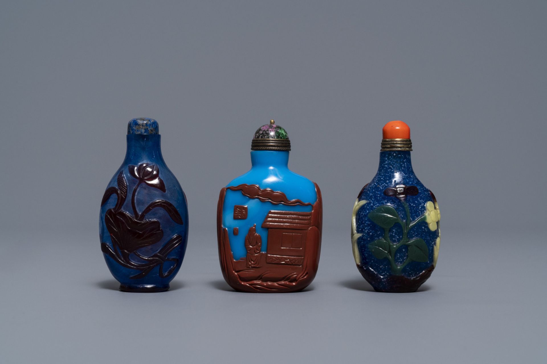 Six Chinese overlay glass snuff bottles, 19/20th C. - Image 2 of 9