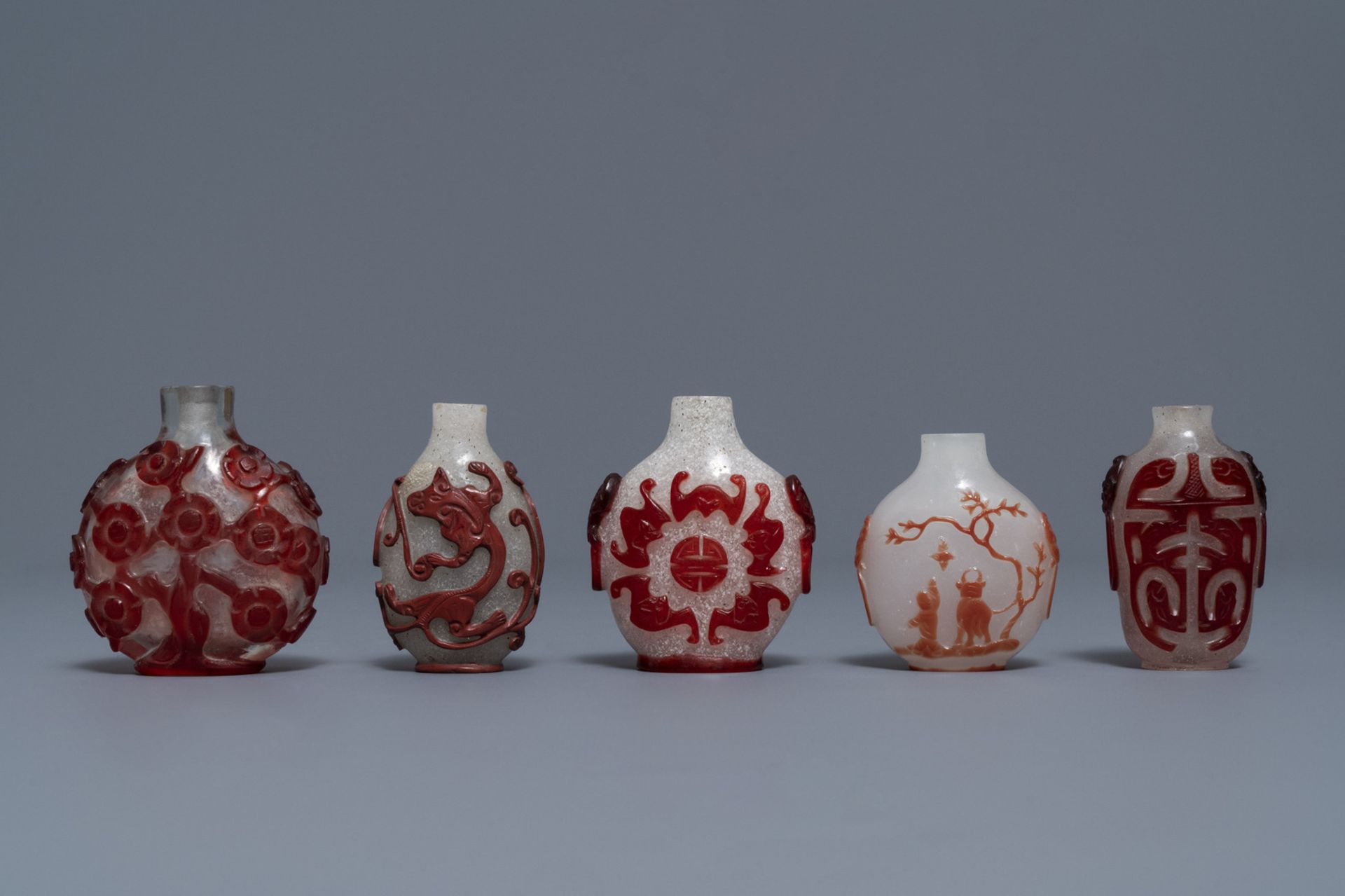 Ten Chinese red overlay, snowflake and transparent glass snuff bottles, 18/20th C. - Image 7 of 9