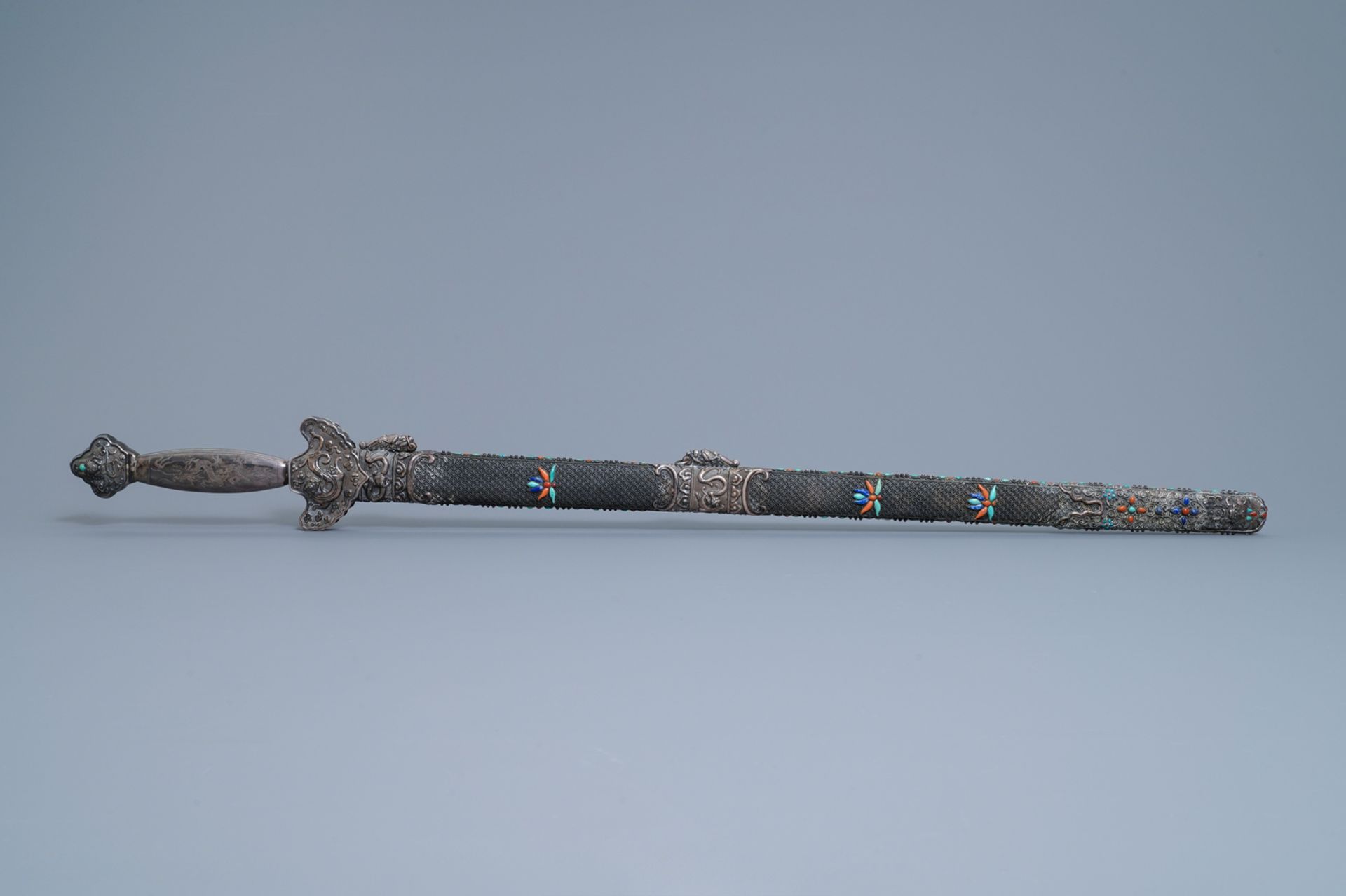 A Chinese coral-, lapis lazuli- and turquoise-inlaid silver sword, 19th C. - Image 3 of 12