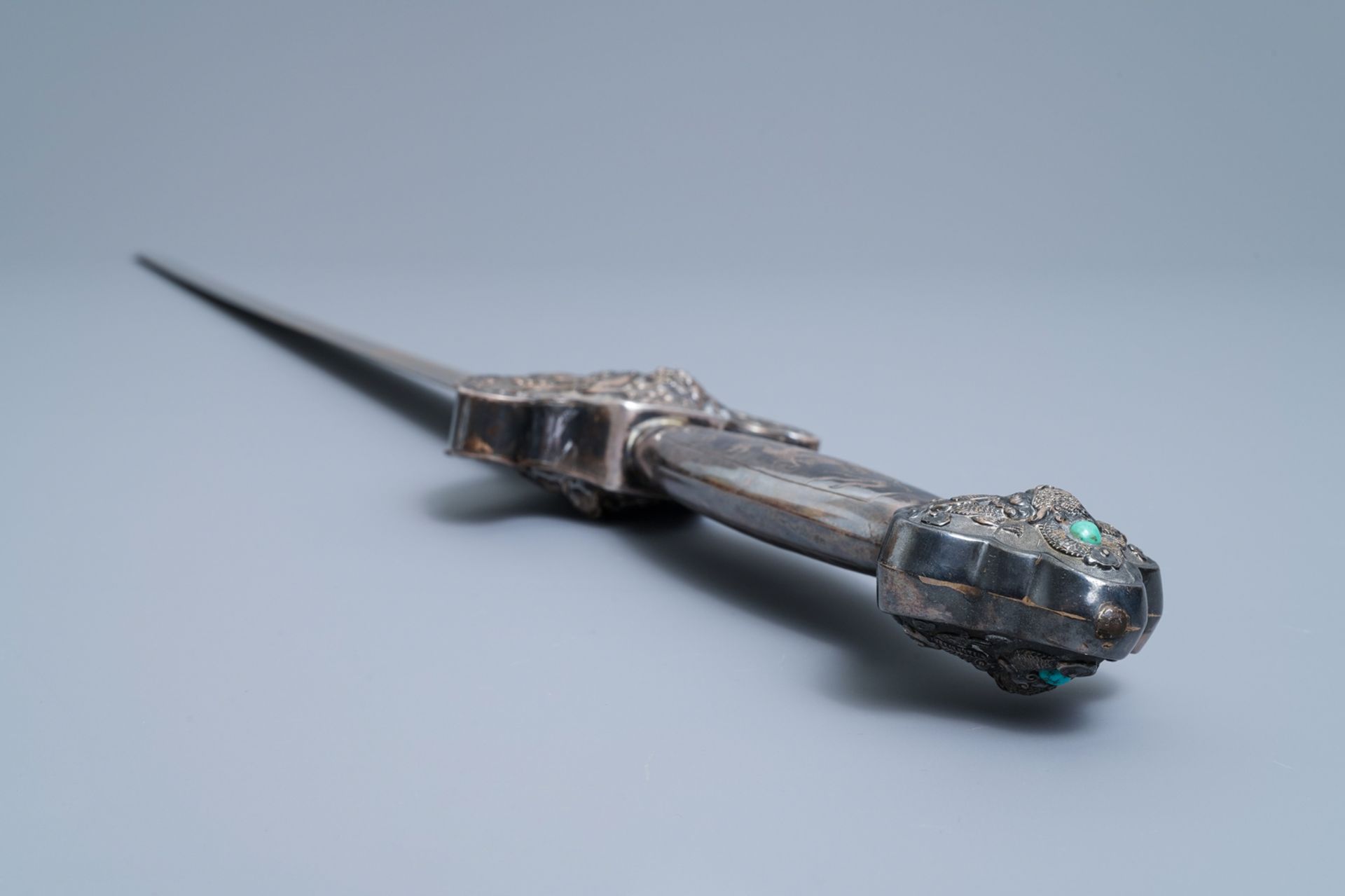 A Chinese coral-, lapis lazuli- and turquoise-inlaid silver sword, 19th C. - Image 7 of 12