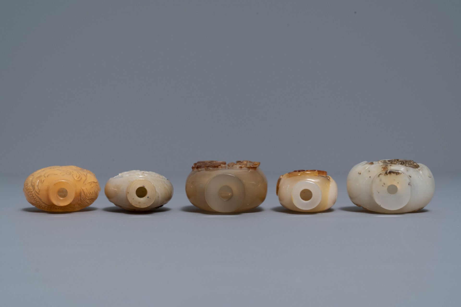 Ten Chinese carved agate snuff bottles, 19/20th C. - Image 8 of 9