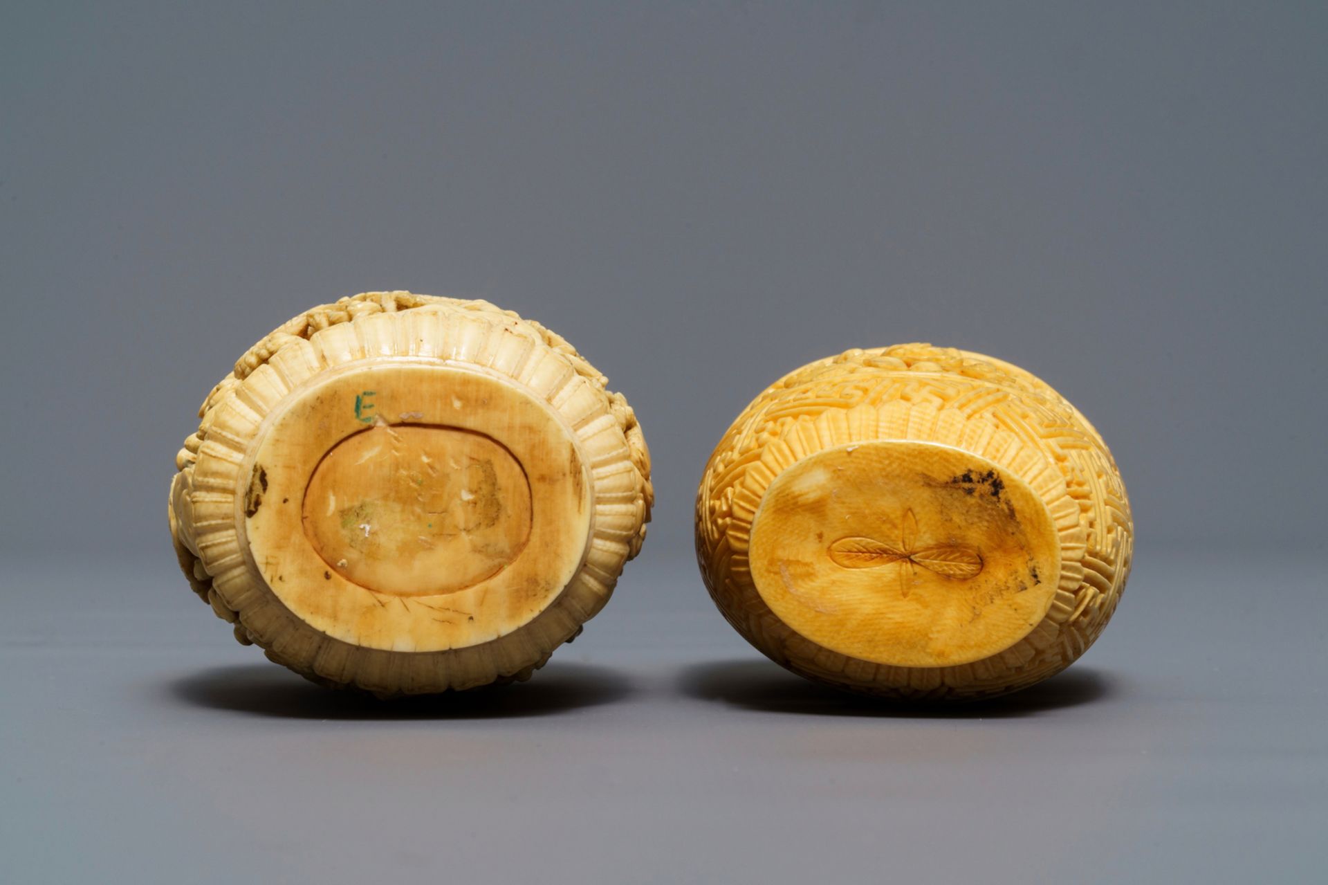 Two Chinese carved ivory snuff bottles, 19th C. - Image 5 of 6