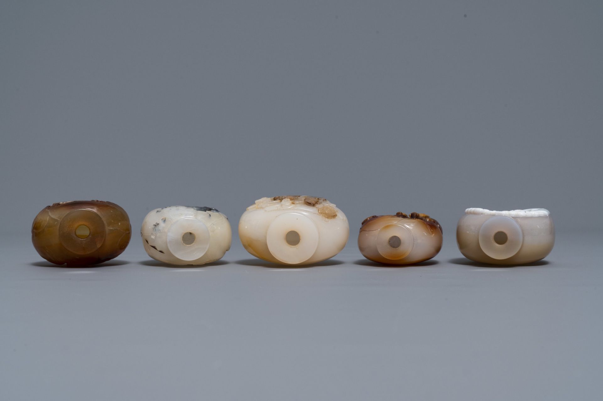 Ten Chinese carved agate snuff bottles, 19/20th C. - Image 4 of 9