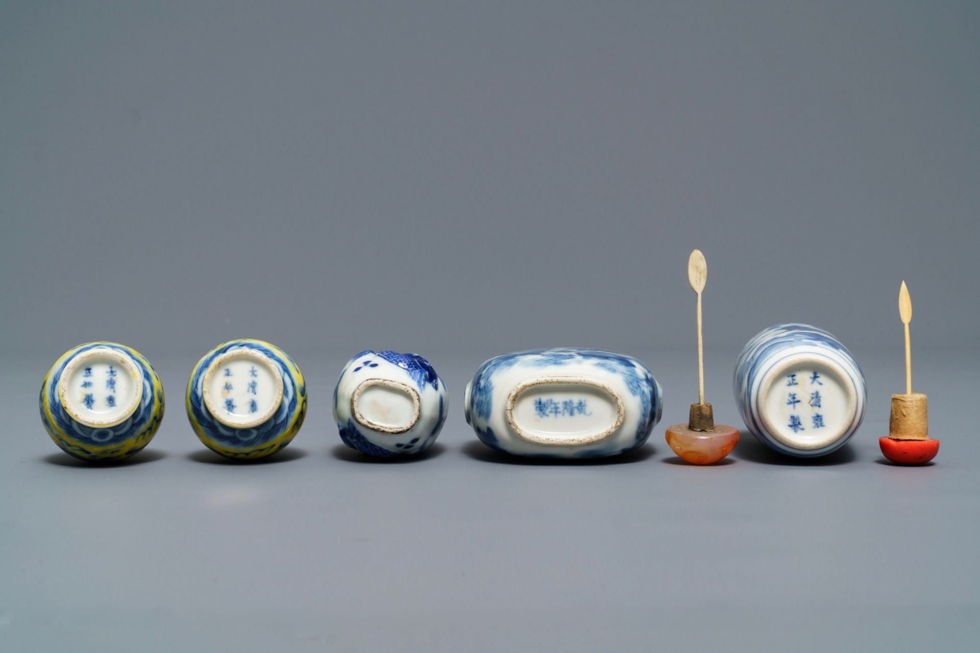 Five Chinese blue, white and yellow-ground porcelain snuff bottles, 19/20th C. - Image 6 of 7