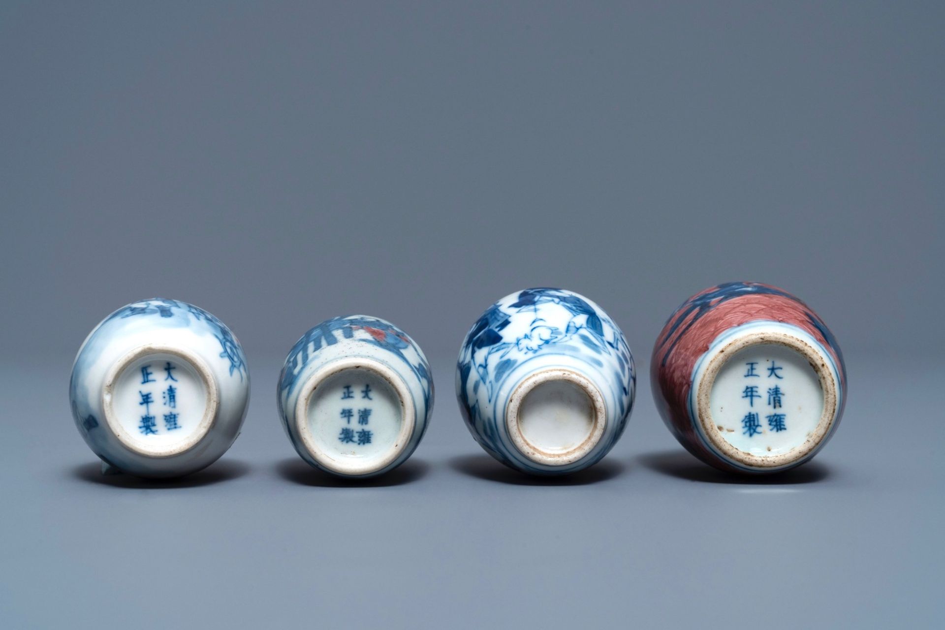 Four Chinese blue, white and underglaze red snuff bottles, 19/20th C. - Image 4 of 4