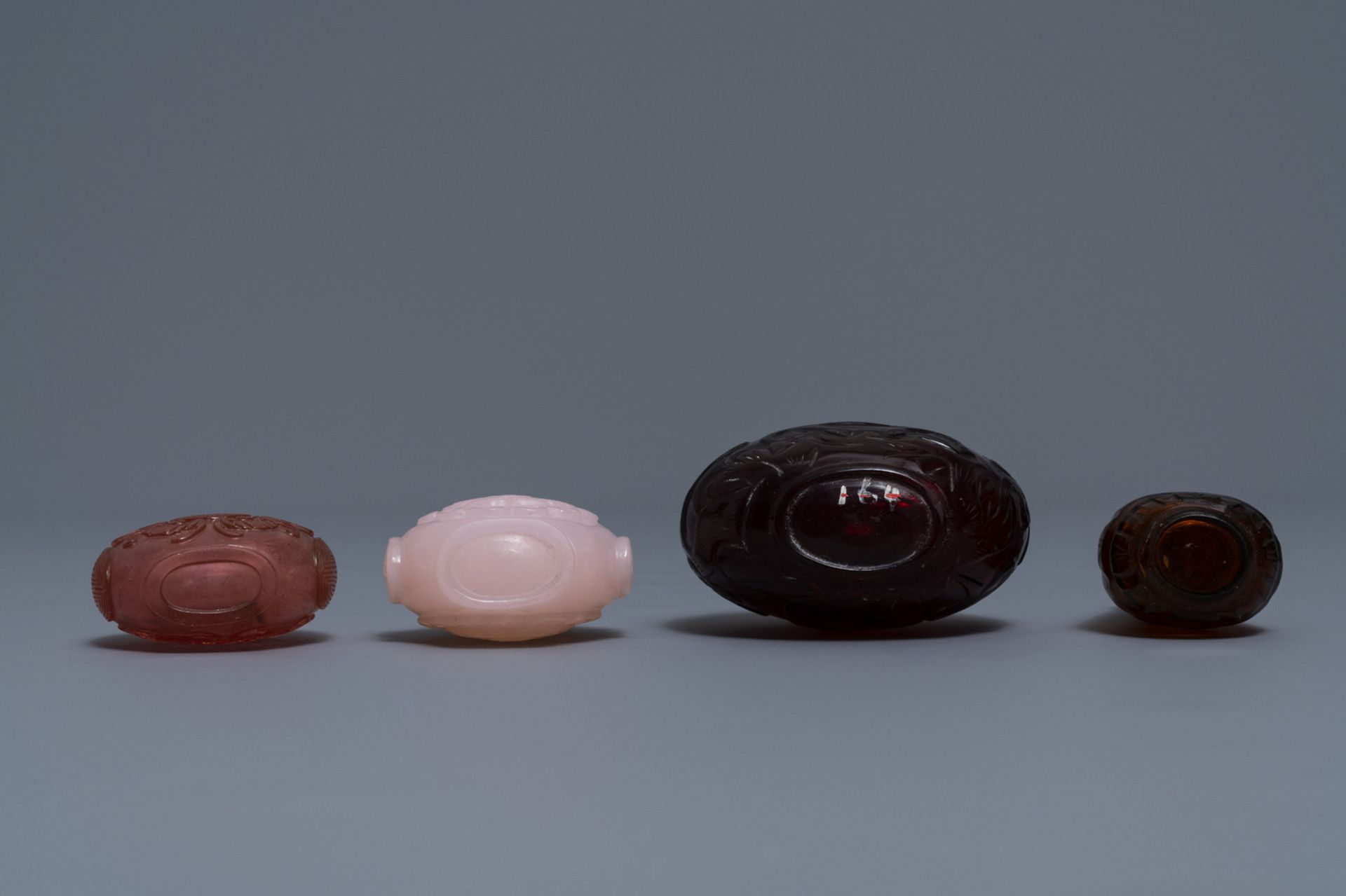 Four Chinese cherry red and pink glass snuff bottles, 19/20th C. - Image 4 of 4