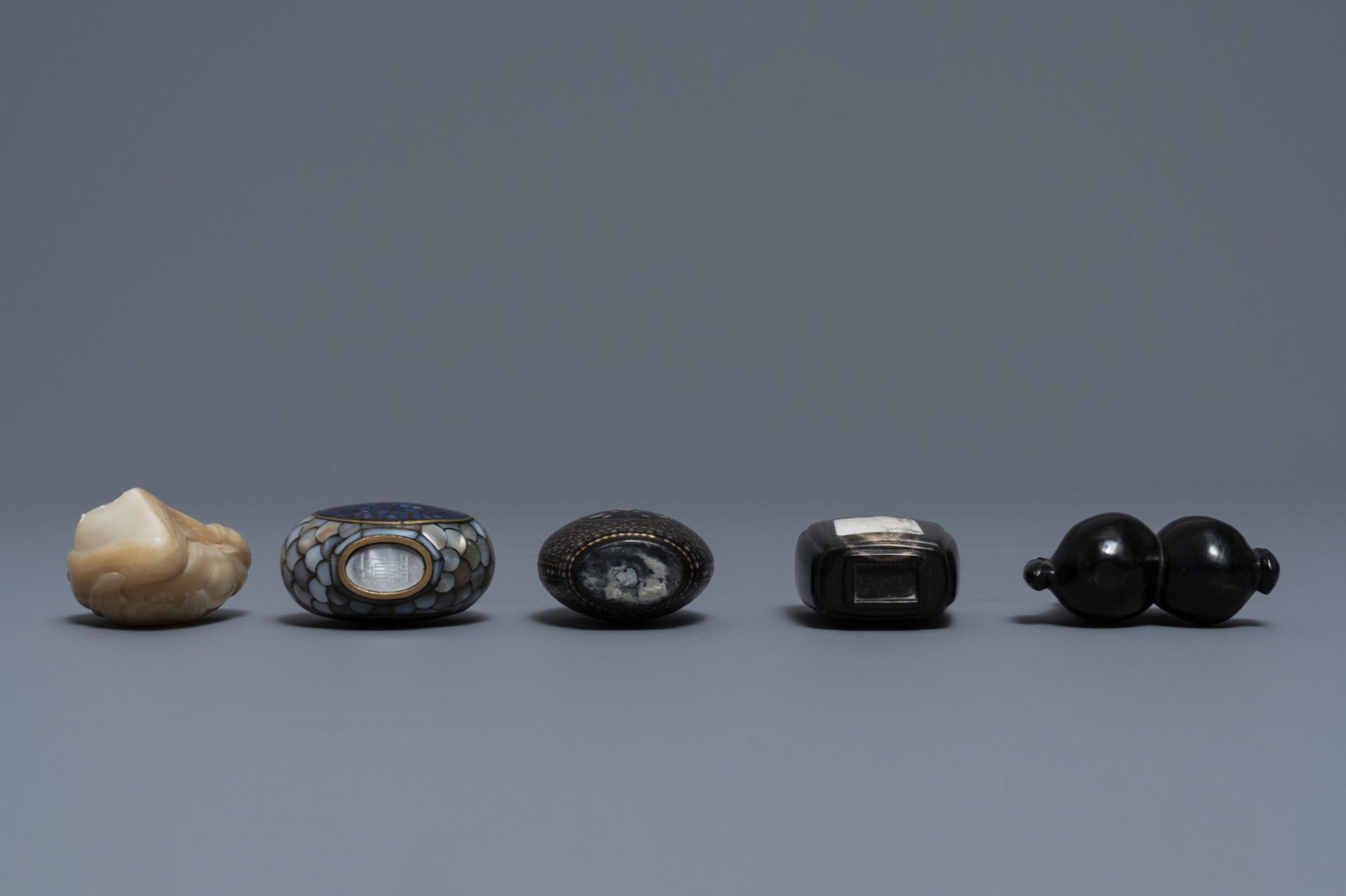 Five Chinese snuff bottles in lacquered wood, mother of pearl and horn, 19/20th C. - Image 4 of 4