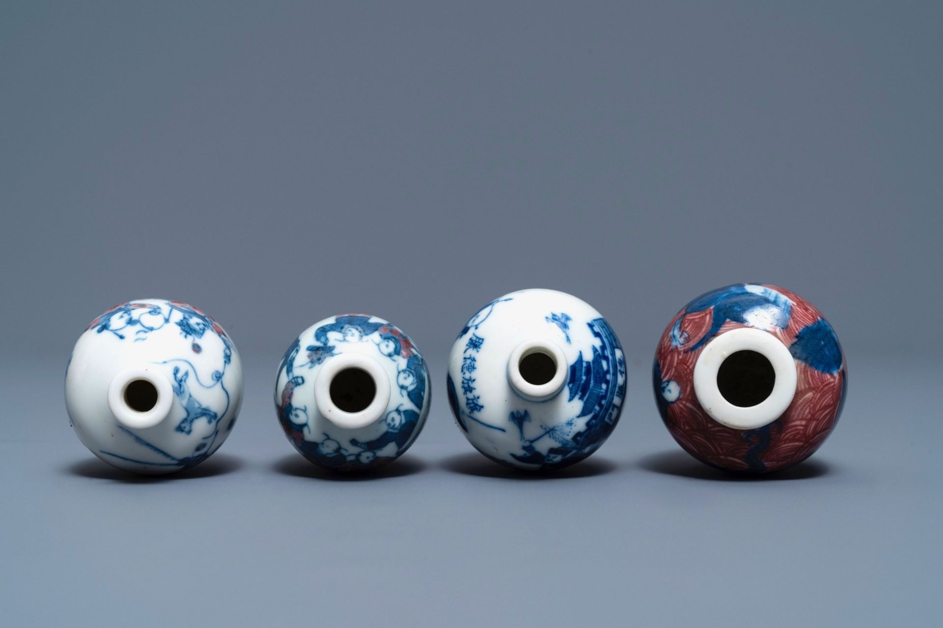 Four Chinese blue, white and underglaze red snuff bottles, 19/20th C. - Image 3 of 4