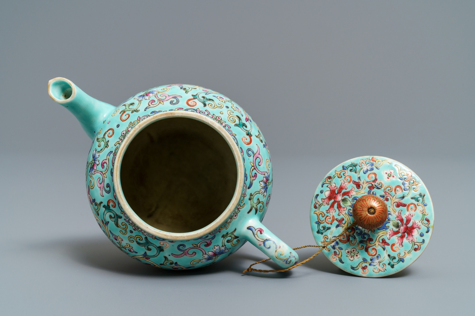 A Chinese turquoise-ground famille rose teapot, Jiaqing mark, Republic, 20th C. - Image 6 of 7