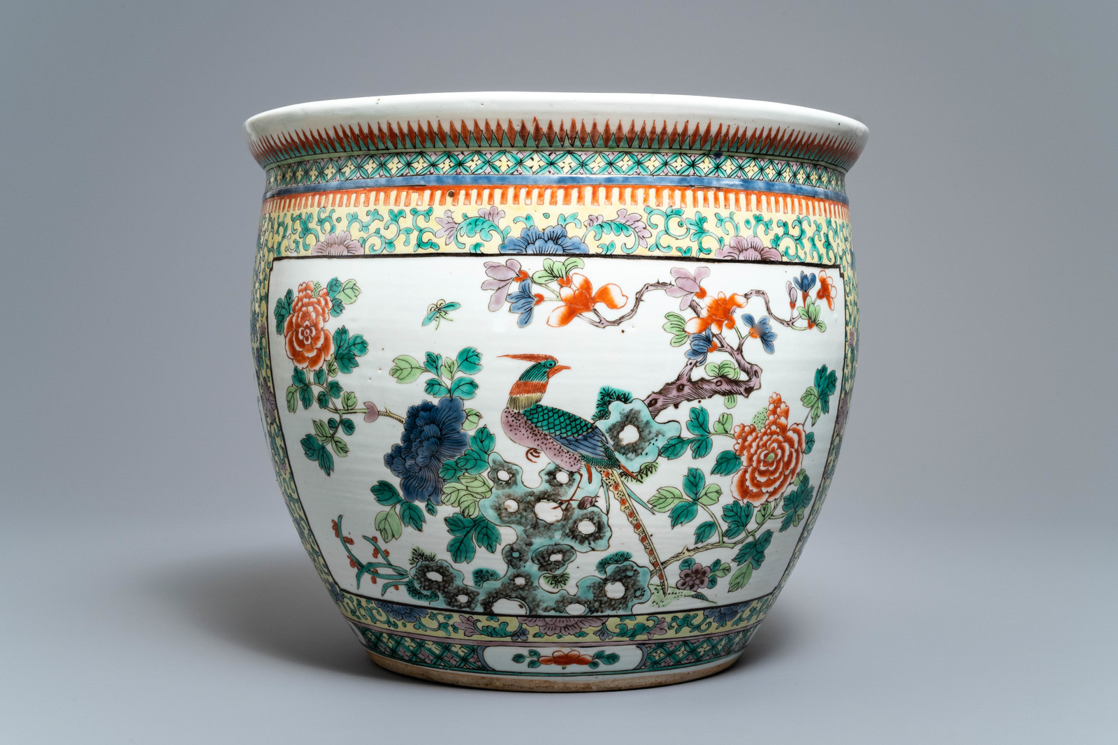 A Chinese famille verte fish bowl with birds among flowers, 19th C. - Image 3 of 6