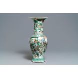 A Chinese famille verte yenyen 'warriors' vase, 19th C.