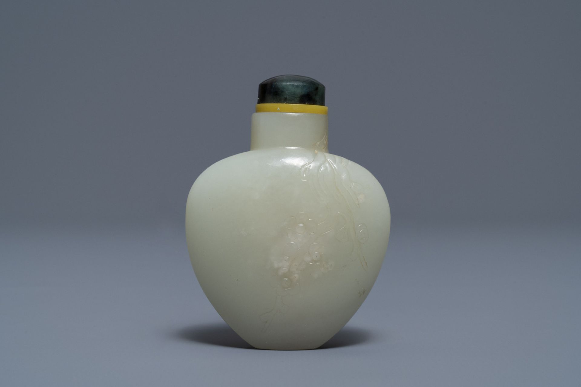 A Chinese pale celadon jade snuff bottle, 19th C.