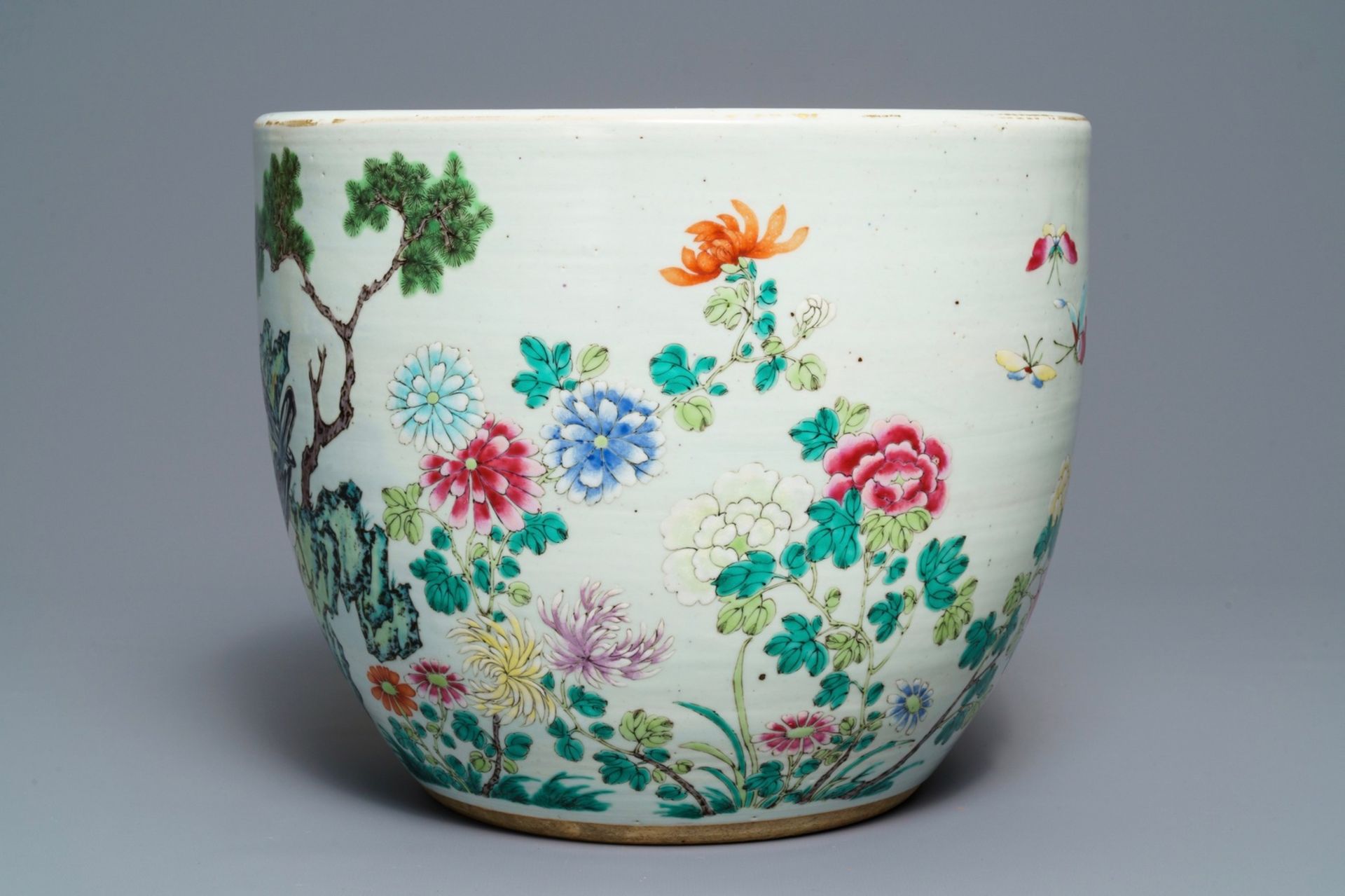 A Chinese famille rose jardinire with birds among flowers, 19th C. - Image 3 of 7