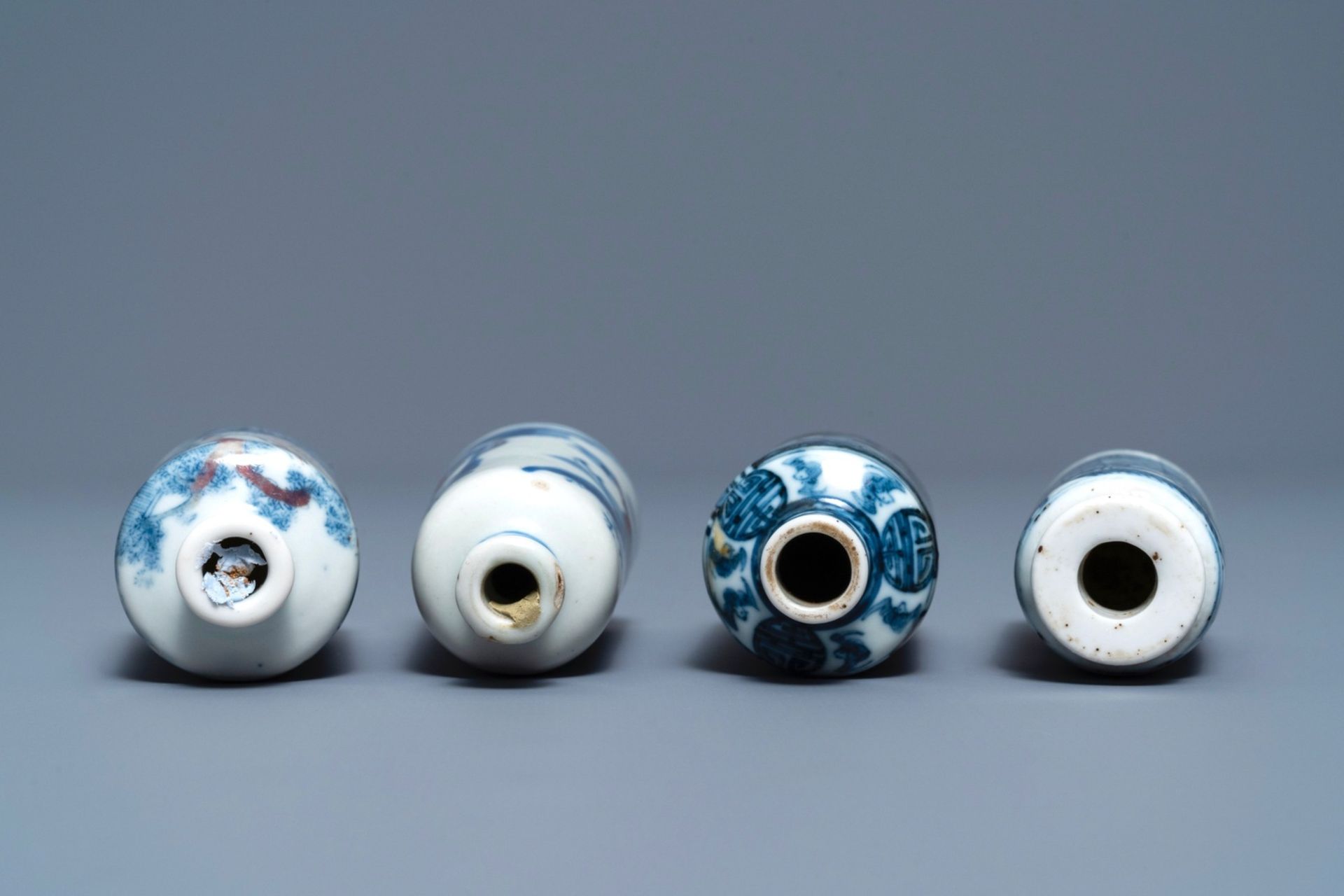 Four Chinese blue, white and underglaze red snuff bottles, 18/19th C. - Image 3 of 4