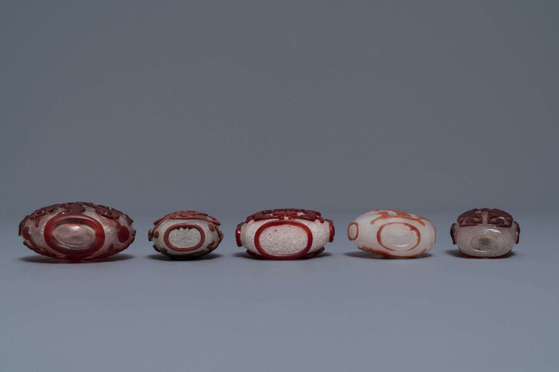 Ten Chinese red overlay, snowflake and transparent glass snuff bottles, 18/20th C. - Image 9 of 9