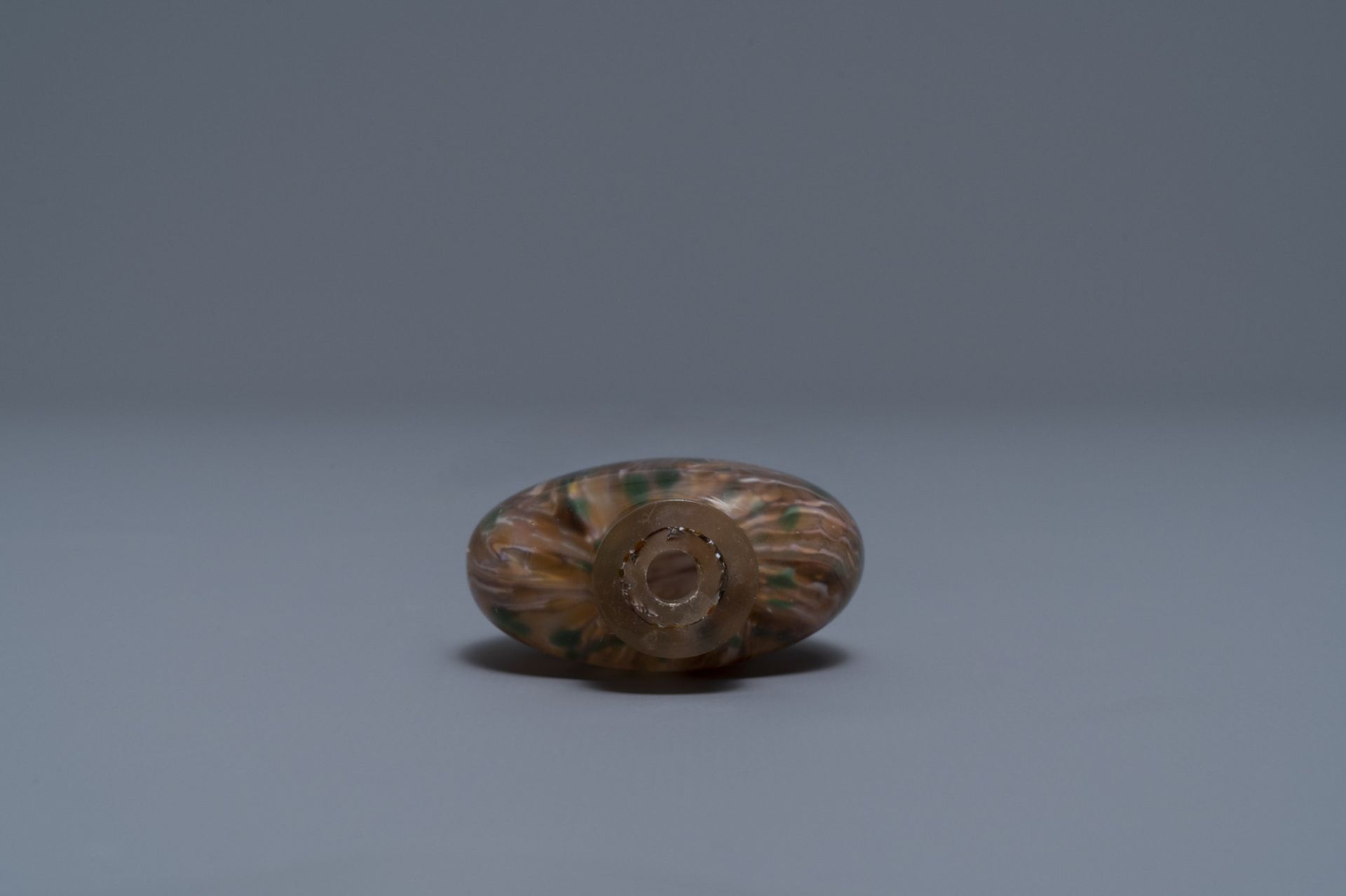 A Chinese sandwiched swirl glass snuff bottle, Imperial Glassworks, Beijing, 1700-1840 - Image 3 of 4