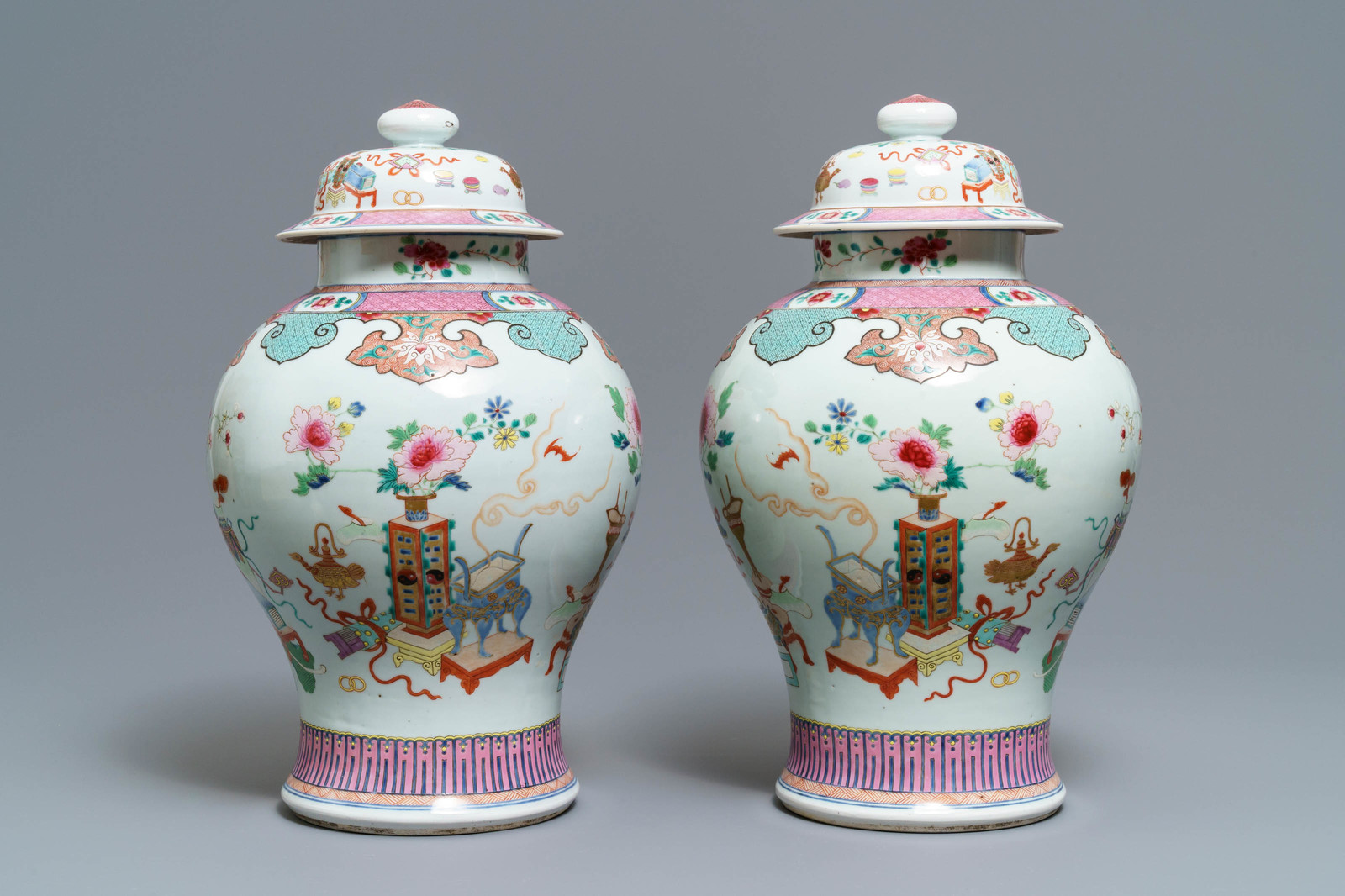 A pair of Chinese famille rose vases and covers with antiquities design, 18/19th C. - Image 3 of 6