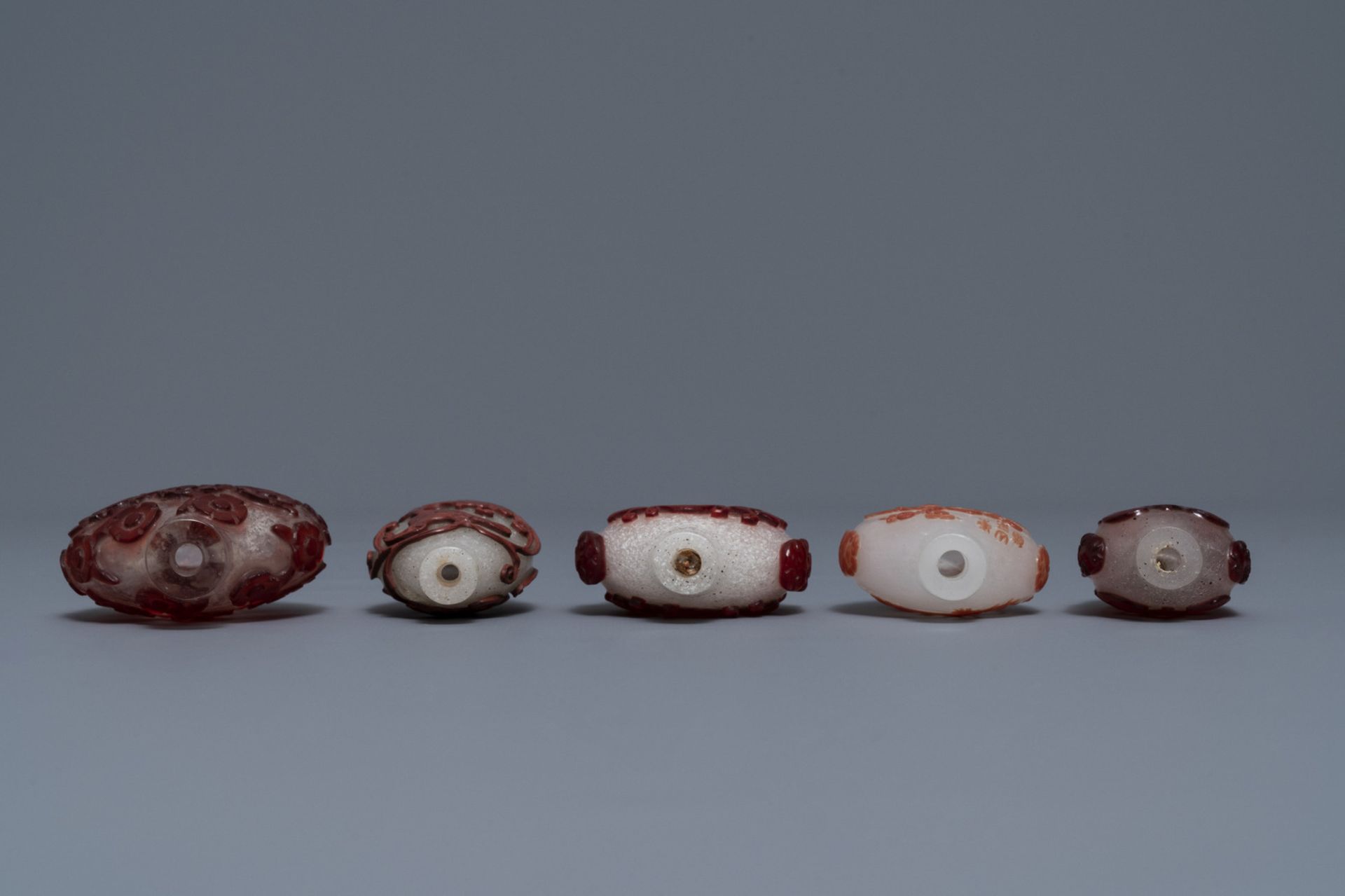 Ten Chinese red overlay, snowflake and transparent glass snuff bottles, 18/20th C. - Image 8 of 9