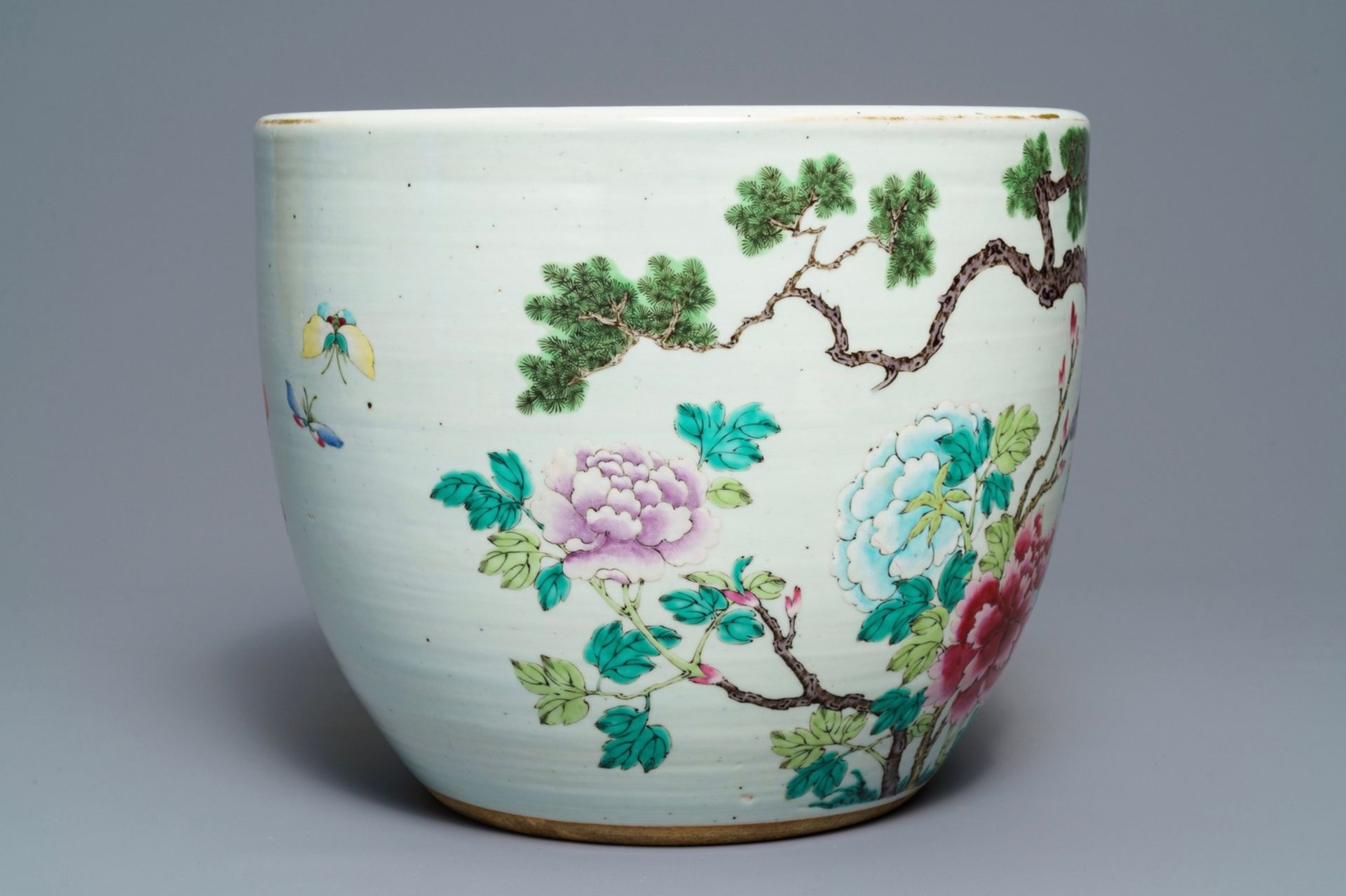 A Chinese famille rose jardinire with birds among flowers, 19th C. - Image 5 of 7