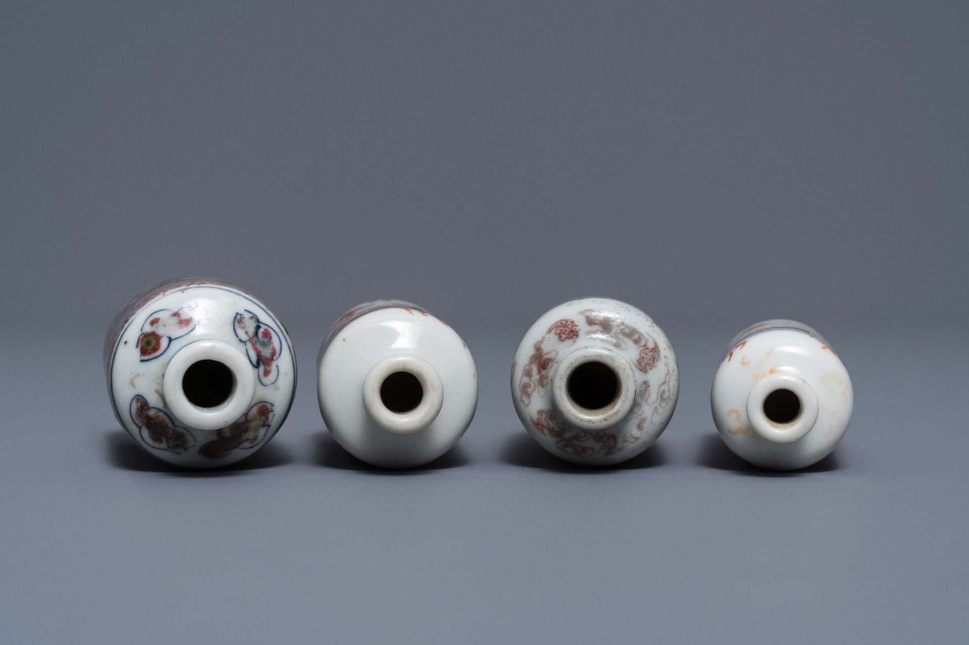 Four Chinese iron- and copper-red porcelain 'dragon' snuff bottles, 19/20th C. - Image 3 of 4