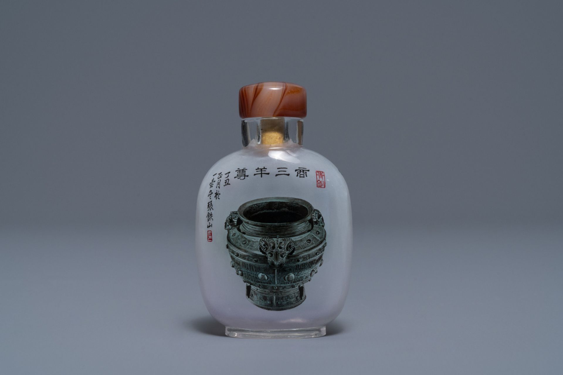 A Chinese reverse-painted glass snuff bottle with antiquities design, 20th C. - Image 2 of 4