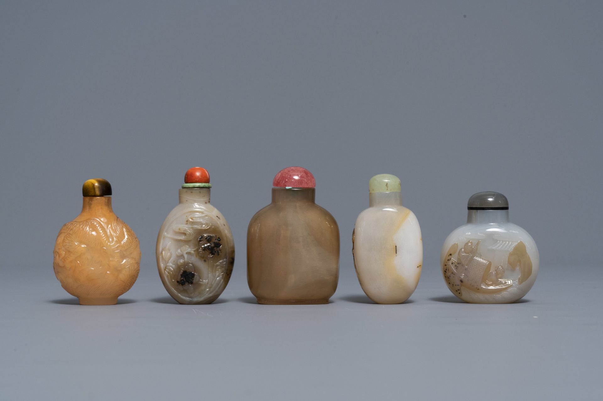 Ten Chinese carved agate snuff bottles, 19/20th C. - Image 7 of 9