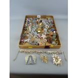 Good selection of vintage and other costume jewellery