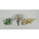 THREE ANIMAL DESIGN BAR BROOCHES TO INCLUDE ENAMEL ELEPHANT, stone set lizard and pair of parrots (