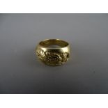 Nine carat gold gent's ring with dragon top decoration, 6.8 grms, ring size 'P'