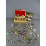 Quantity of gold, silver and costume jewellery with a collection of vintage buttons including a