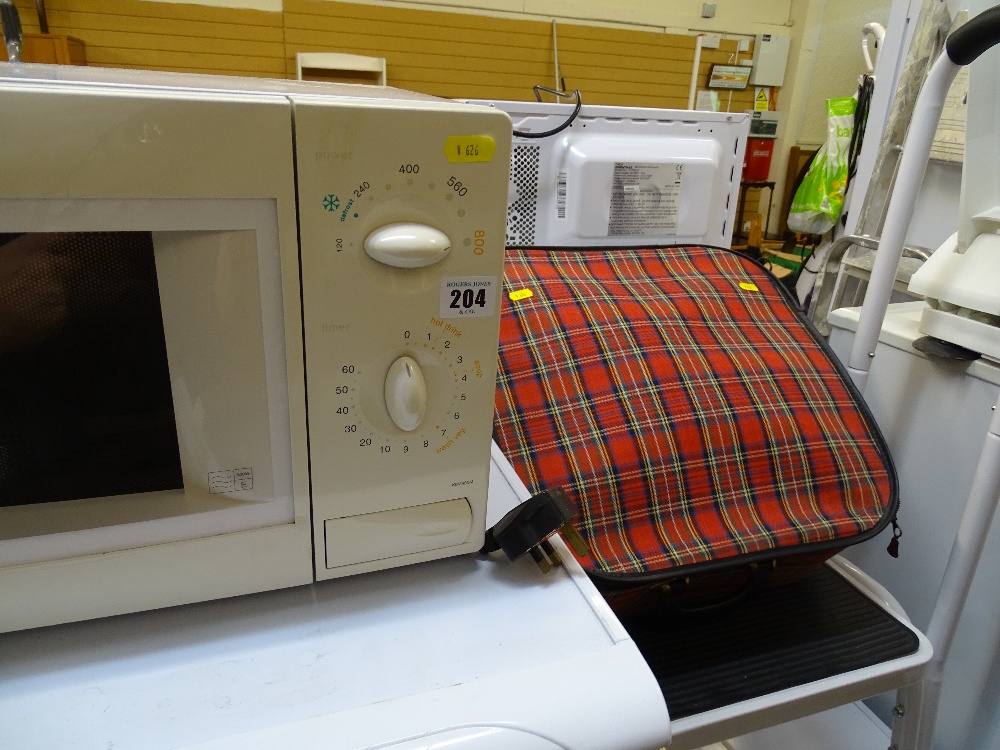 Kenwood microwave oven, tartan case and steps E/T