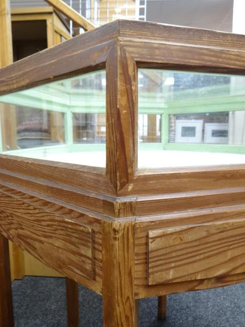 A BRYNMAWR PITCH-PINE SPECIMEN TABLE OF HEXAGONAL FORM with raised top having glass panes to each - Image 7 of 10