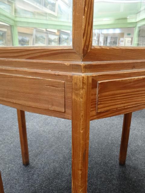 A BRYNMAWR PITCH-PINE SPECIMEN TABLE OF HEXAGONAL FORM with raised top having glass panes to each - Image 10 of 10