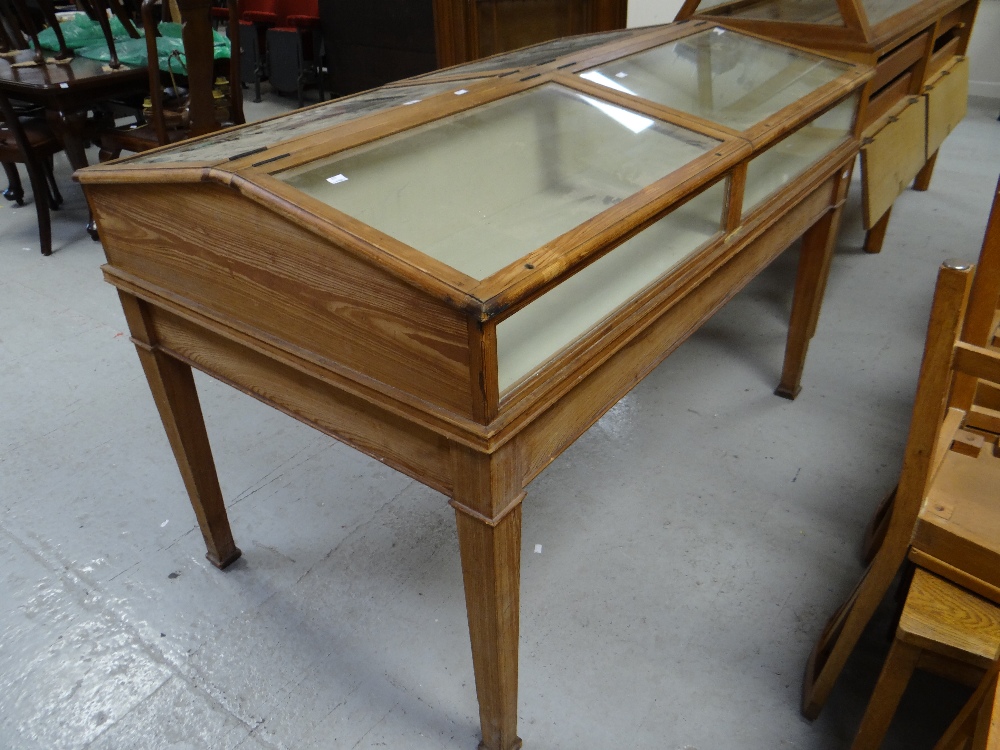 An Edmonds of Birmingham vintage museum display cabinet in table format with four hinging sloped - Image 2 of 2