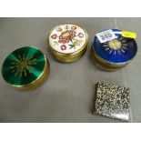 Small parcel of powder bowls and compacts