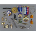 A PARCEL OF MIXED JEWELLERY including a pocket watch movement, two handbag pencils, a small gilt and