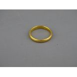 A TWENTY TWO CARAT GOLD WEDDING BAND, 3.1 grms, size K