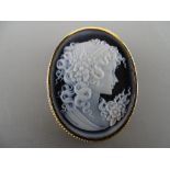 A FINE NINE CARAT GOLD FRAMED OVAL BLUE CAMEO PENDANT BROOCH, 3.3 cms long, young girl with floral